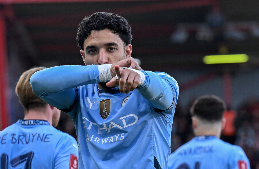 Manchester City defeats Aston Villa with a late goal